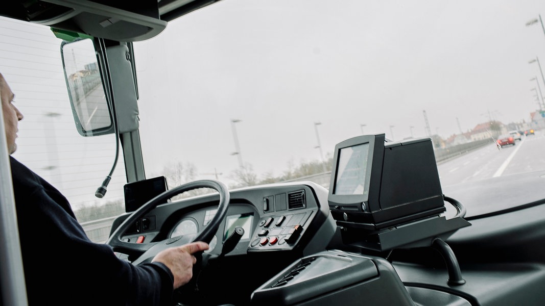 Ein Busfahrer steuert einen Linienbus in Hannover.