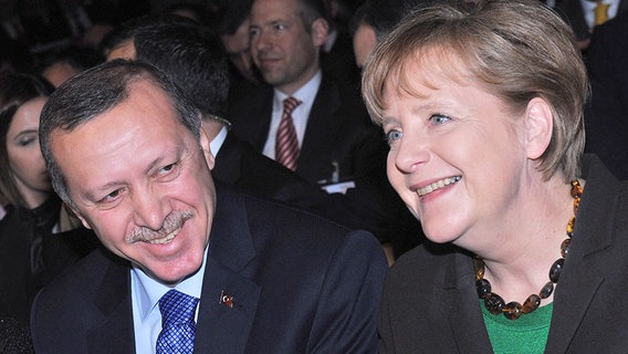 Bundeskanzlerin Angela Merkel (CDU) in Hannover während der offiziellen Eröffnung der Computermesse CeBIT neben dem türkischen Ministerpräsidenten Recep Tayyip Erdogan. © dpa - Bildfunk Foto: Caroline Seidel