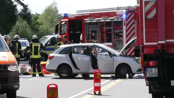 Feuerwehrleute an einer Unfallstelle auf der B3 in Celle © Freiwillige Feuerwehr Celle 