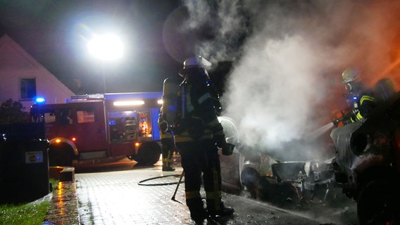 Einsatzkräfte der Feuerwehr löschen einen brennenden Pkw in Celle. © Freiwillige Feuerwehr Celle 