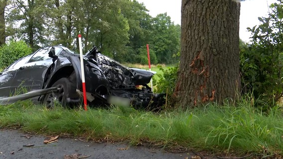 Ein Pkw steht nach einem Unfall an einem Baum. © HannoverReporter 