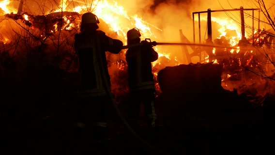 Feuerwehrleute löschen einen Brand in Celle. © Feuerwehr Celle 