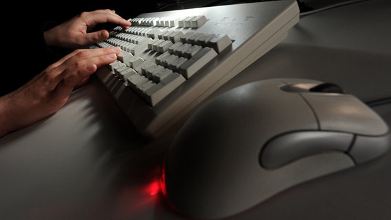 Zwei Hände sind auf einer Tastatur zu sehen, davor eine Maus. © dpa-Bildfunk Foto: Jochen Lübke