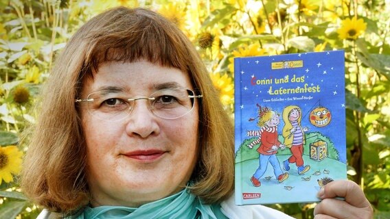 Conni-Erfinderin Liane Schneider zeigt in Hannover ihre Kinderbücher. © dpa - Bildfunk Foto: Holger Hollemann