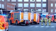 Einsatzkräfte und Fahrzeuge der Feuerwehr nach einer Explosion im Continental Gebäude an der Vahrenwalder Straße in Hannover. © Nord-West-Media TV 