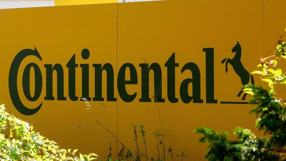 Das Continental Logo hängt an einer Wand nahe der Zentrale in Hannover. © dpa Foto: Melissa Erichsen