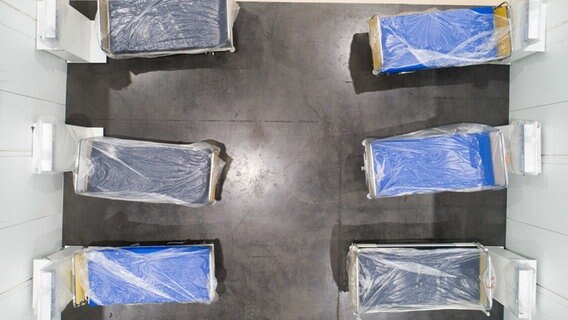 There are makeshift beds in an exhibition hall in Hanover.  © dpa-Bildfunk Photo: Julian Stratenschulte