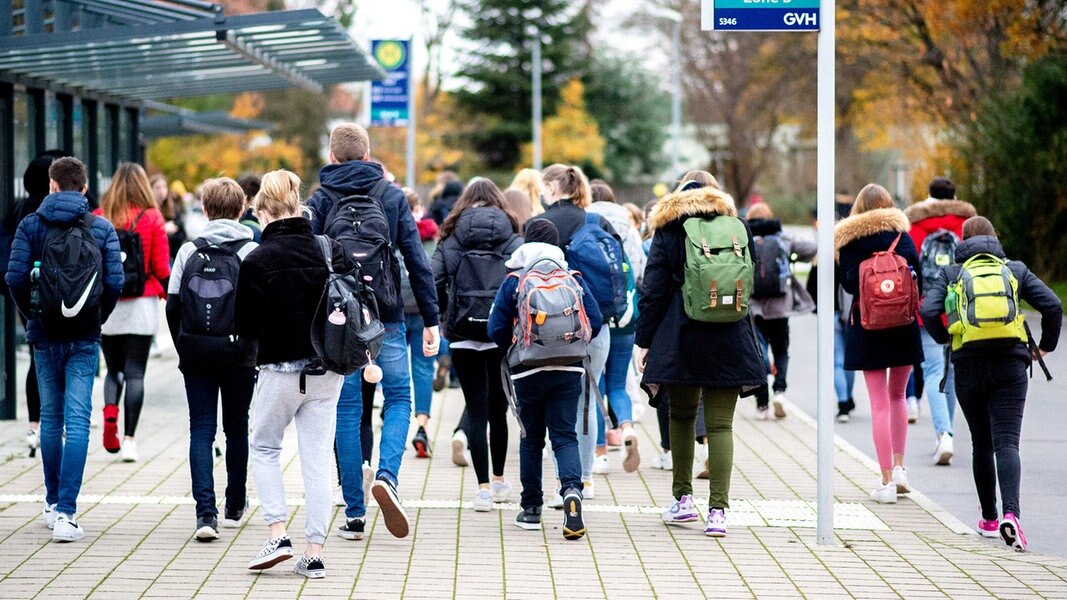 Lower Saxony: opponents of corona measures in front of schools active |  NDR.de – news