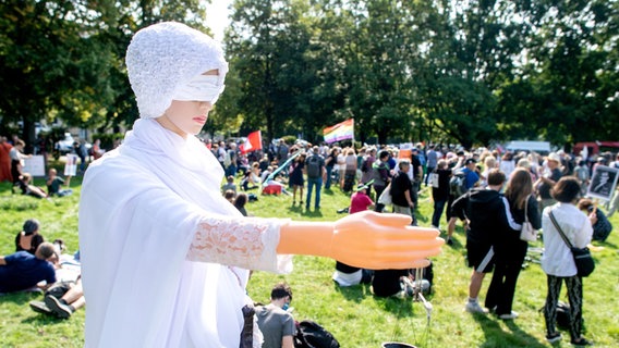 Corona Skeptiker Protestieren Und Die Gegner Auch Ndr De Nachrichten Niedersachsen Studio Hannover