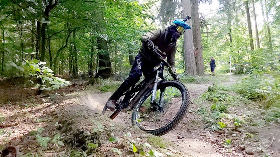 Eine Person fährt bei den Downhill-Meisterschaften im Deister um eine Kurve. © NDR Foto: Bernd Reiser