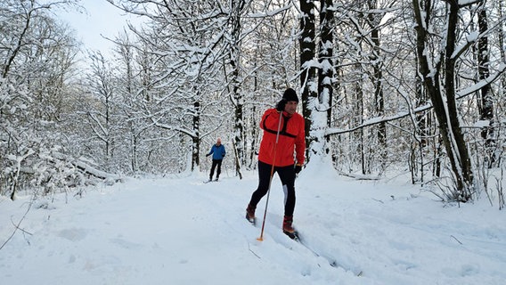 Langläufer sind im verschneiten Deister unterwegs. © NDR Foto: Bernd Reiser