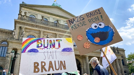 Schilder vor dem Opernhaus Hannover: "Bunt statt braun" und "Nazis raus! Kekse rein!" © NDR Foto: Tanja Niehoff
