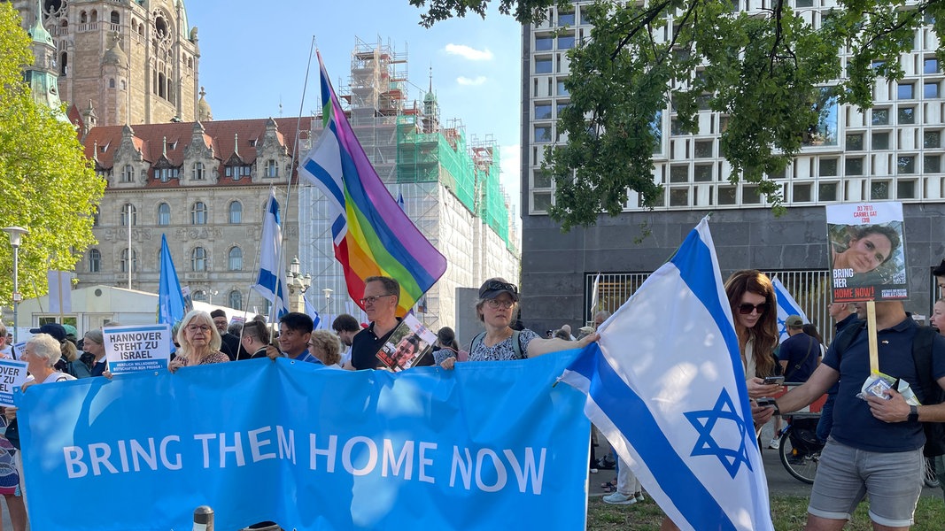 Bürger demonstrieren für den Staat Israel in Hannover. 