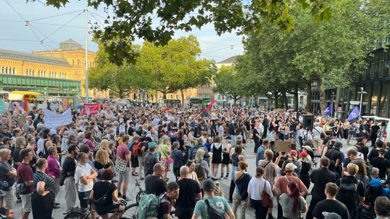 Am Hauptbahnhof in Hannover sind Hunderte Menschen zu einer Demo zusammengekommen. © NDR Foto: Gino Egbers