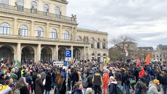 Menschen mit Transparenten auf der Demonstration "Rechtsruck stoppen" auf dem Opernplatz in Hannover. © NDR Foto: Julia Henke