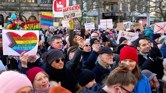 Menschen bei einer Demonstration gegen Rechtsextremismus und die AfD auf dem Opernplatz in Hannover © picture alliance/Geisler-Fotopress Foto: Ulrich Stamm