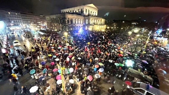 Auf dem Opernplatz in Hannover haben sich viele Menschen zu einer Demontration versammelt. © NDR Foto: Marc Wichert