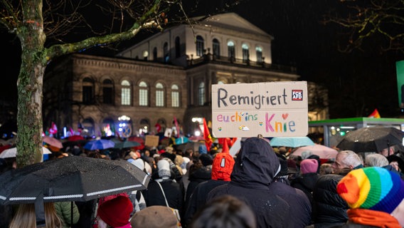 Auf dem Opernplatz in Hannover demonstrieren viele Menschen mit Plakaten. © dpa Bildfunk Foto: Michael Matthey