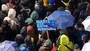 Auf dem Opernplatz in Hannover demonstrieren viele Menschen mit Plakaten. © dpa Bildfunk Foto: Michael Matthey