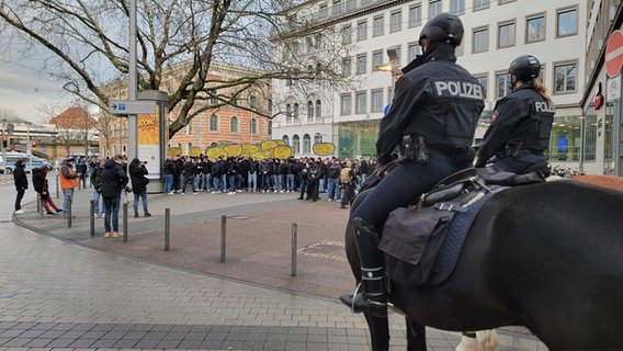 Viele Anhänger des Vereins "Eintracht Braunschweig" haben sich für eine Demonstration in Hannover versammelt. © NDR Foto: Kevin Poweska