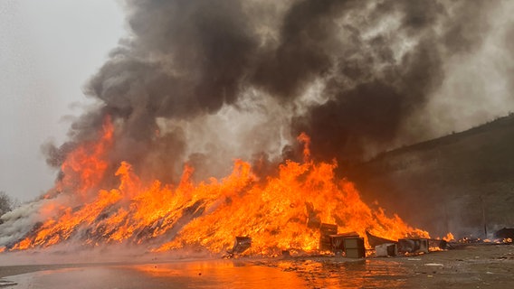 Ein Feuer auf einer Mülldeponie in Hannover © Feuerwehr Hannover 