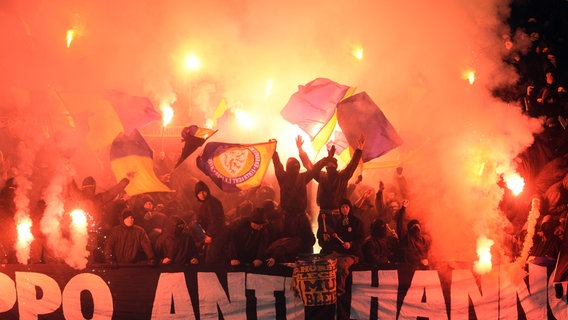 Hannover 96 - Eintracht Braunschweig am 08.11.2013 in der HDI-Arena in Hannover (Niedersachsen). Braunschweigs Fans auf der Tribüne. © picture alliance / dpa | Jochen Lübke Foto: Jochen Lübke