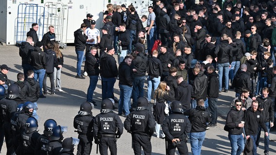 Hannover: Einsatzkräfte der Polizei und Fans stehen vor dem Derby zwischen Hannover 96 und Eintracht Braunschweig im Stadion. © picture alliance Foto: Swen Pförtner