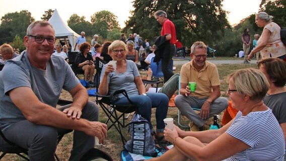 Besucher sitzen beim NDR Klassik Open Air 2018 (Generalprobe) im Maschpark. © NDR Foto: Julia Scheper