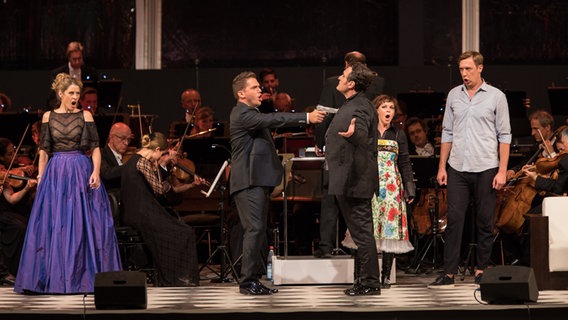 Opernsänger in einer dramatischen Szene auf der Bühne beim NDR Klassik Open Air 2018 (Generalprobe) im Maschpark. © NDR Foto: Axel Herzig