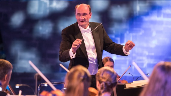 Der Chefdirigent Andrew Manzes beim NDR Klassik Open Air 2018 (Generalprobe) auf der Bühne. © NDR Foto: Axel Herzig