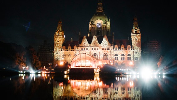 Das Neue Rathaus und Bäume in Licht getaucht beim NDR Klassik Open Air 2018 (Generalprobe). © NDR Foto: Julius Matuschik