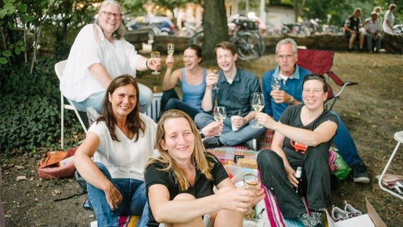 Besucher beim NDR Klassik Open Air 2018 (Generalprobe) heben die Weingläser. © NDR Foto: Julius Matuschik