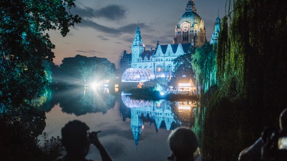 Das Neue Rathaus Hannover bei dem NDR Klassik Open Air 2018 (Generalprobe) in buntes Licht getaucht. © NDR Foto: Julius Matuschik