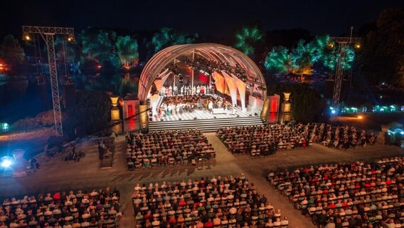 Die Bühne des NDR Klassik Open Air 2018 (Generalprobe) aus der Vogelperspektive. © NDR Foto: Axel Herzig