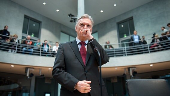 Der ehemalige Präsident des Bundeskriminalamts, Jörg Ziercke, steht zu Beginn der öffentlichen Anhörung im Edathy-Untersuchungsausschuss des Bundestages in Berlin. © dpa-Bildfunk Foto: Bernd von Jutrczenka