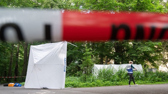 Mit Sichtschutzwänden ist ein Einsatzort der Polizei Hannover im Stadtwald Eilenriede abgesperrt. © Julian Stratenschulte/dpa Foto: Julian Stratenschulte