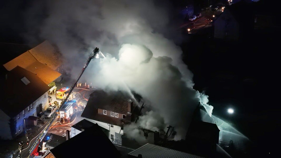 Feuerwehrleute löschen ein brennendes Fachwerkhaus in Eimbeckhausen.