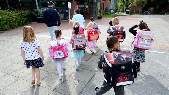 Erstklässler gehen zum ersten Mal zur Grundschule. © dpa-Bildfunk Foto: Peter Steffen