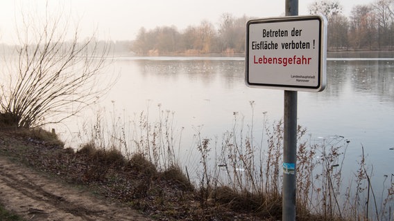 Ein Schild  mit der Aufschrift "Betreten der Eisfläche verboten" steht vor dem Maschsee in Hannover. © dpa-Bildfunk Foto: Julian Stratenschulte