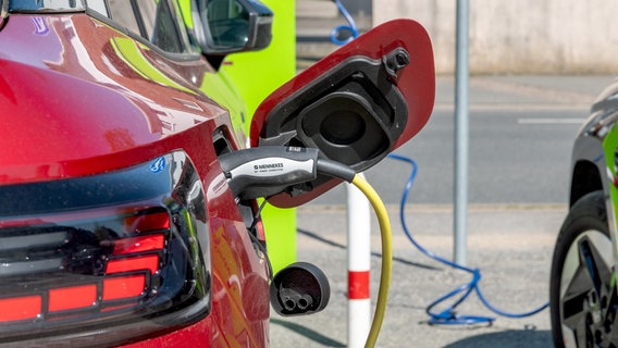 Ein Ladekabel steckt in einem elektrischen Volkswagen ID.4 GTX. © picture alliance / SULUPRESS.DE Foto: Torsten Sukrow