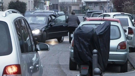 Mehrere Pkw stehen auf einer Straße. © MDR 