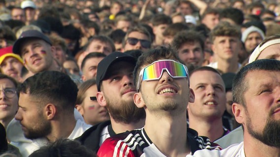Skeptische Blicke des Publikums beim Public Viewing in Hannover (Waterloo) beim Fußball-EM (Spiel: Deutschland gegen Spanien). © HannoverReporter 