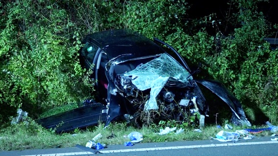 Ein zerstörtes Auto liegt in einem Graben nach einem Unfall bei Empelde. © Telenewsnetwork 