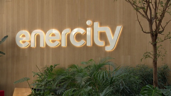 Das Logo von enercity auf einer Holzwand © NDR 