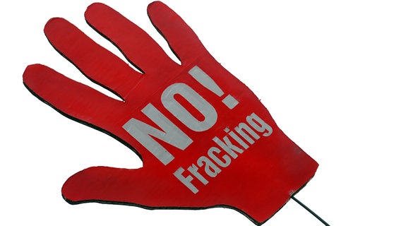 Eine rote Papphand mit der Aufschrift "NO! Fracking". © dpa - Bildfunk Foto: Peter Steffen