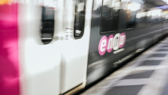 Ein Zug der Eisenbahngesellschaft "Enno" fährt im Hauptbahnhof Hannover ein. © NDR Foto: Julius Matuschik