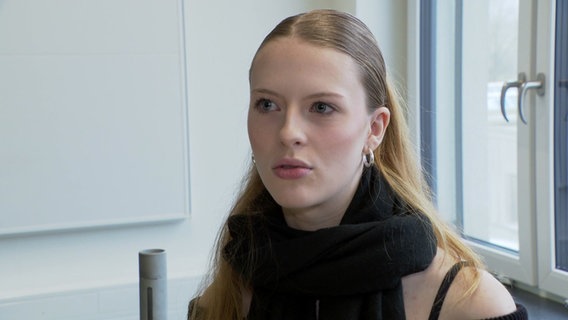 Selina Thierfelder, Schülerin an der Berufsbildenden Schule Burgdorf. © NDR 