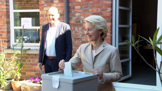 Ursula von der Leyen, Präsidentin der EU-Kommission,  gibt in ihrem Wohnort in Burgdorf (Region Hannover) ihre Stimme bei der Europawahl ab. © NDR 