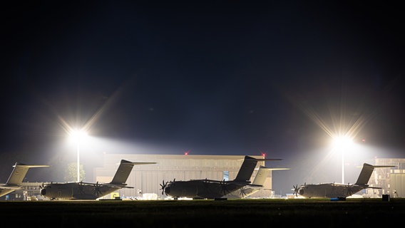 Transportmaschinen der Bundeswehr vom Typ A400M stehen auf dem Fliegerhorst in Wunstorf. © dpa Foto: Moritz Frankenberg