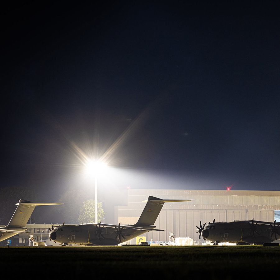 Transportmaschinen der Bundeswehr vom Typ A400M stehen auf dem Fliegerhorst in Wunstorf. © dpa Foto: Moritz Frankenberg